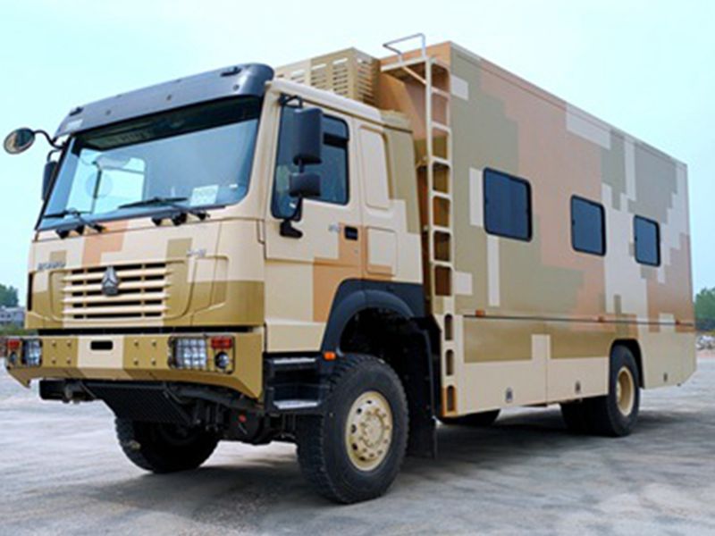 重汽豪沃四驅12人宿營車